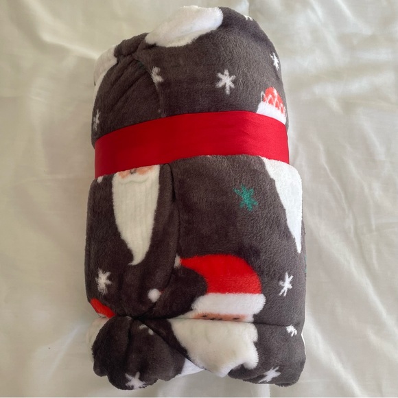 BLANKET - New without tags Santa fleece blanket - Picture 2 of 6